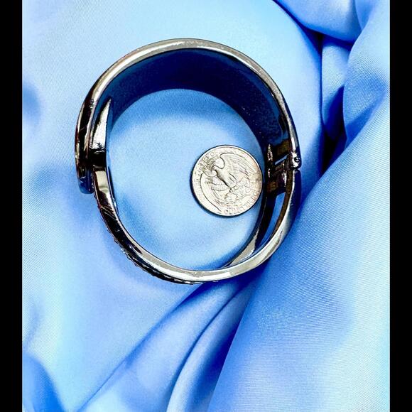 GUESS BLACK HINGED SS HALF PAVED RHINESTONE & HALF SINGLE RHINESTONE CUFF - Picture 6 of 6